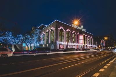 Professionelle Weihnachtsbeleuchtung am Friedrichstadtpalast in Berlin von LUX MOMENTUM